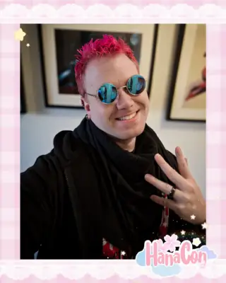 📸✨ Fotoecke auf der HanaCon! ✨📸
Wir freuen uns riesig, euch dieses besondere Highlight ankündigen zu dürfen:
In Kooperation mit @kaidancon.de & @koibana.de bringen wir euch eine wunderschöne Fotoecke direkt auf die HanaCon – inklusive Fotograf! (≧◡≦) ♡
Hinter der Kamera steht @baka_motte – auch bekannt als der Foto-Yōkai der Kaidan & Koibana 👀✨
Mit Kamera und Blitz treibt er sein Unwesen und bannt euch auf kunstvolle Weise in einzigartigen Bildern fest!
Ob gruselig und dunkelsüß 🖤 oder rosarot und zuckersüß 🌸 – jede Person ist vor seiner Linse willkommen!
Egal ob Cosplay, J-Fashion oder einfach ihr selbst: Hier entstehen Erinnerungen, die ihr nicht vergessen werdet. (๑•̀ㅂ•́)و✧
Freut euch auf eine liebevoll gestaltete Fotoecke, kreative Shootings und die perfekte Gelegenheit, euren HanaCon-Look professionell festzuhalten! 📷✨
(Models: @pukitasun & @just_cel_ )
#hanacon2026 #hannover #fotoecke #fotografie