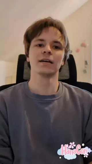 🎙️✨ Ehrengast: Yan Rütten ✨🎙️
Ihr wisst, dass er bei unserem Live-Hörspiel "Origin of Darkness" dabei ist – aber Yan Rütten hat noch einiges mehr drauf! (≧◡≦) ♡
Er ist als Synchronsprecher in vielen Anime- und Serienproduktionen aktiv und leiht unterschiedlichsten Charakteren seine Stimme 🎧✨ Zudem istcer auch als Dialogbuchautor aktiv!
👉 Und das Beste: Ihr könnt ihn nicht nur auf der Bühne erleben, sondern auch bei den Autogrammstunden persönlich treffen! 💖
🎬 Ausgewählte Rollen:
✨ My Hero Academia – Manual / Masaki Mizushima
✨ Demon Slayer – Yoshioka
✨ Murder Drones – Thad
✨ Phantom of the Idol – Yukinari Nada
✨ The Dreaming Boy is a Realist – Kazuki Arimura
✨ Helluva Boss - Arick
…und viele weitere Rollen in aktuellen Anime wie Witch Watch, Tougen Anki oder Dungeon People! Außerdem war er in vielen weiteren Produktionen aus Anime, Serien und Games zu hören – ein echtes Multitalent! (๑•̀ㅂ•́)و✧
Kommt vorbei, sagt Hallo und sichert euch ein Autogramm!
#hanacon2026 #hannover #ehrengast #synchronsprecher