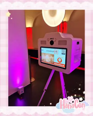 📸✨ Fotobox auf der HanaCon – nur am Samstag! ✨📸
Schnappt euch eure Freunde und haltet eure schönsten Con-Momente fest! (≧◡≦) ♡
Unsere Fotobox ist nur am Samstag für euch da – perfekt für lustige, süße oder komplett chaotische Erinnerungsfotos! (๑˃ᴗ˂)ﻭ✨
🎟️ So funktioniert’s:
Chips bekommt ihr ganz einfach an der Tageskasse –
💸 1 Chip = 3€
🎨 Und das Beste:
Direkt neben der Fotobox könnt ihr eure Bilder noch verschönern, dekorieren oder kreativ gestalten… oder vielleicht eure ConHons wieder aufleben lassen? (ﾉ◕ヮ◕)ﾉ*:･ﾟ✧
Also kommt vorbei, macht Erinnerungen und nehmt ein Stück HanaCon mit nach Hause! 💖
#hanacon2026 #hannover #fotobox #erinnerungen
